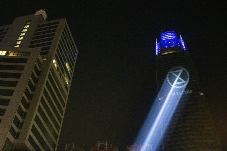 AP Photo,El logo del grupo ambientalista Extinction Rebellion, XR, es proyectado en el edificio Costanera Center mientras sus miembros bloqueaban el tránsito para exigir acciones contra el cambio climático, el viernes 26 de julio de 2019. (AP Foto/Esteban Félix)