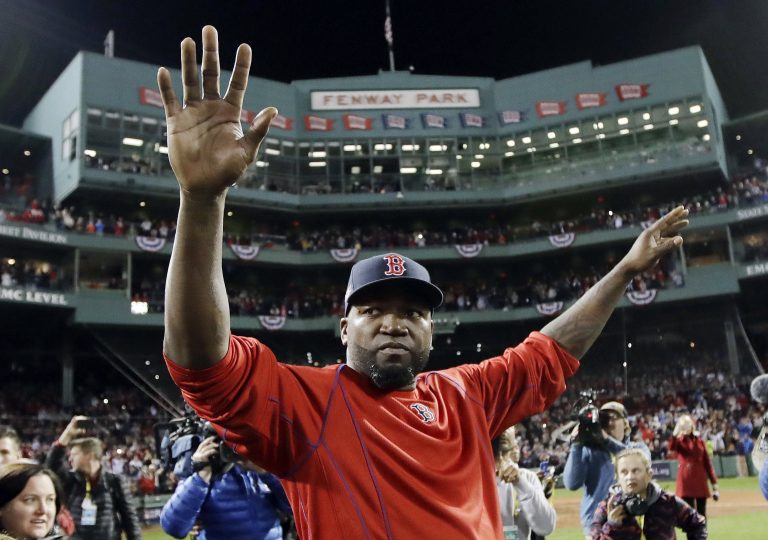 AP Photo, David Ortiz,ARCHIVO - En esta fotografía del 11 de octubre de 2016, David Ortiz de los Medias Rojas de Boston saluda al público desde el terreno del Fenway Park tras el tercer juego de la serie de playoffs de la Liga Americana contra los Indios de Cleveland. (AP Foto/Charles Krupa)
