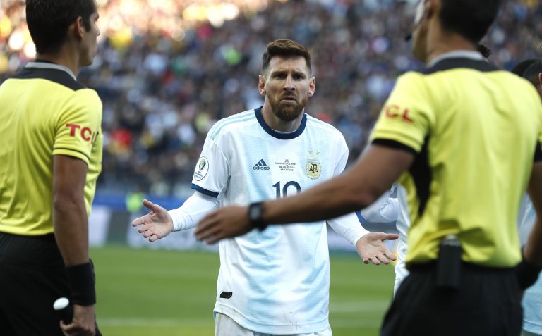 AP Photo,El delantero argentino Lionel Messi tras ser expulsado en el partido ante Chile por el tercer lugar de la Copa América en Sao Paulo, el sábado 6 de junio de 2019. (AP Foto/Víctor Caivano)