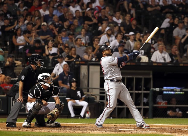 AP Photo,El dominicano Nelson Cruz, derecha, de los Mellizos de Minnesota, sigue el viaje de la pelota al conectar un jonrón de dos carreras en el quinto inning del partido ante los Medias Blancas de Chicago, el jueves 25 de julio de 2019, en Chicago. Fue el tercer cuadrangular de Cruz en el encuentro. (AP Foto/Jeff Haynes)