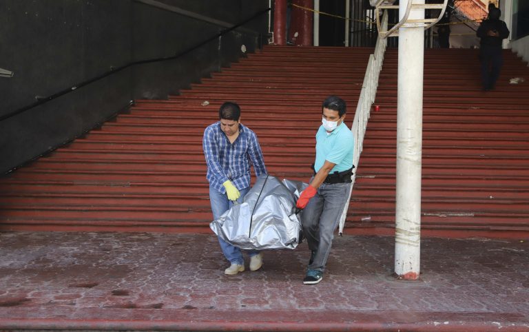 AP Photo, BH,Dos trabajadores forenses cargan el cadáver de un hombre asesinado por hombres armados dentro de un bar en el puerto turístico de ​​Acapulco, en México, el domingo 21 de julio de 2019. (AP Foto/Bernardino Hernández)