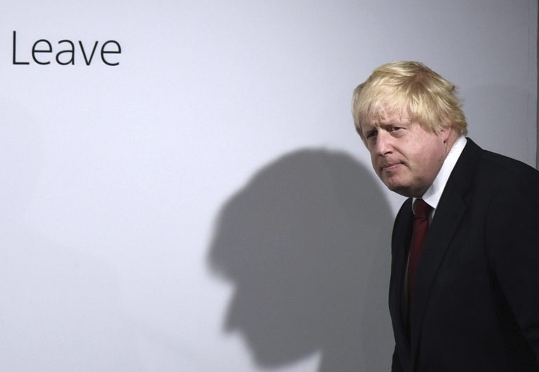 AP Photo,ARCHIVO - Foto de archivo, 24 de junio de 2016, de Boris Johnson durante la campaña por el Brexit en Londres. La confirmación de Boris Johnson como próximo líder del Partido Conservador y primer ministro británico el martes 23 de julio de 2019 vuelve más confusas y posiblemente peligrosas las perspectivas para la economía británica. (Mary Turner/Pool via AP, File)