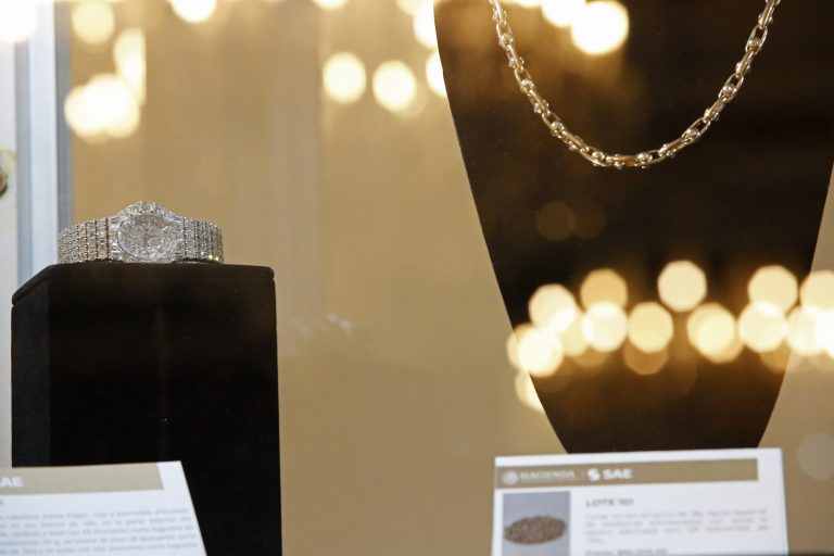 AP Photo,Un reloj es exhibido durante una subasta pública de joyas incautadas por el gobierno mexicano en el Centro Cultural Los Pinos, que solía ser la residencia presidencial, el domingo 28 de julio de 2019, en la Ciudad de México. (AP Foto/Ginnette Riquelme)