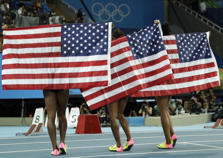 AP Photo,ARCHIVO - En esta foto del 17 de agosto de 2016, la campeona Brianna Rollins (centro), la medallista de plata
Nia Ali (izquierda) y la medallista de bronce Kristi Castlin, todas estadounidenses, tras la final de los 100 metros con vallas de los Juegos Olímpicos de Río de Janeiro. (AP Foto/Matt Dunham)