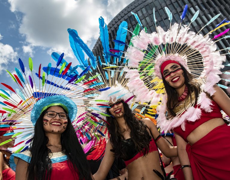 AP Photo,Varias participantes del Día de la Calle Christopher posan en Berlín el sábado 27 de julio de 2019. (Paul Zinken/dpa vía AP)