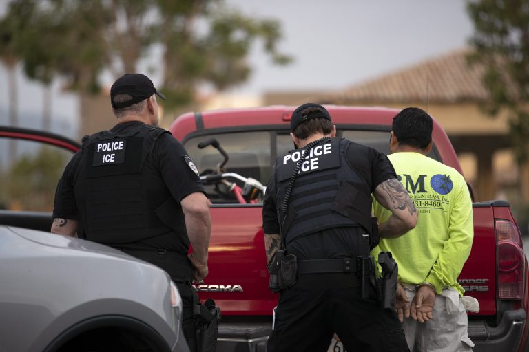 AP Photo,Agentes de la policía del servicio de inmigración (ICE) detienen a un individuo en Escondido, California. el 8 de julio del 2019. (AP Photo/Gregory Bull)
