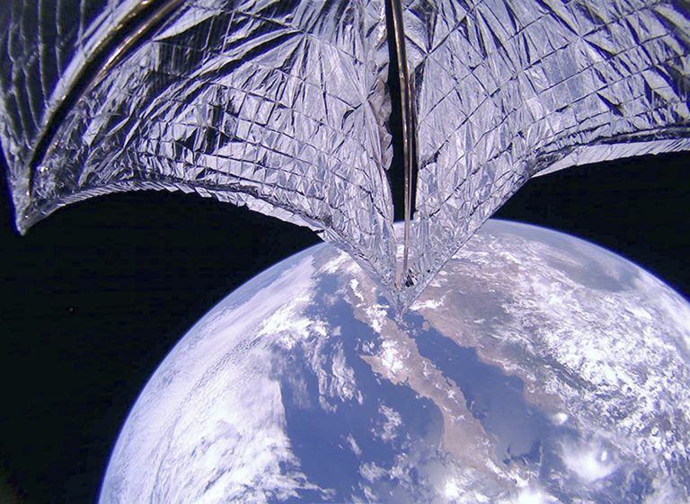 AP Photo,Esta foto distribuida el 25 de julio de 2019 por la Sociedad Planetaria muestra una parte de la nave espacial LightSail2 , arriba, y una imagen de la tierra centrada en Baja California, México. Fue una de las fotos transmitidas por la nave parta confirmar el despliegue de su vela solar. (Planetary Society via AP)