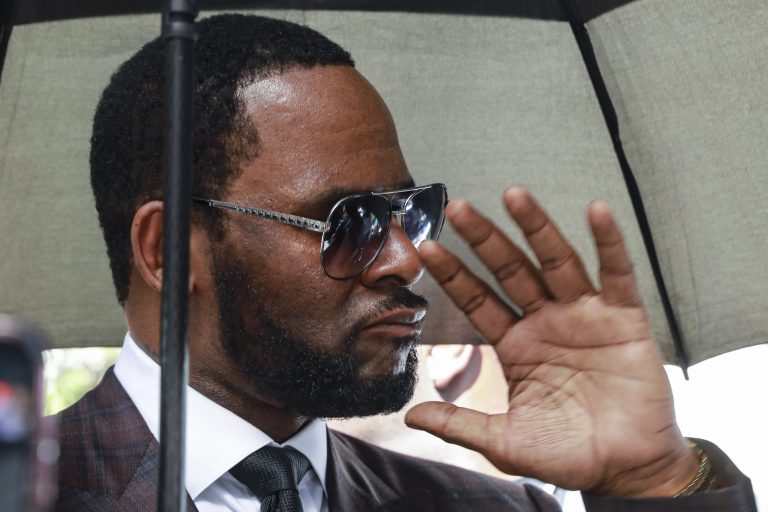 AP Photo,En esta foto del 26 de junio del 2019, R. Kelly sale de un tribunal tras una audiencia en su caso de abuso sexual en Chicago. (AP Foto/Amr Alfiky, Archivo)