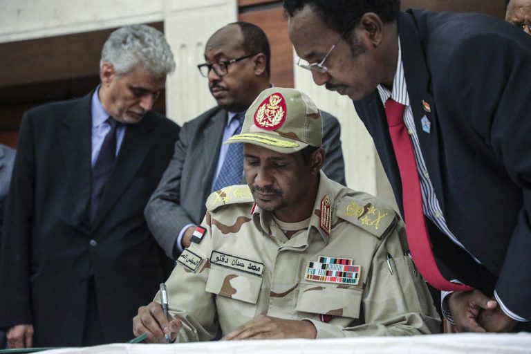 AP Photo,El general Mohammed Hamdan Dagalo firma un documento para compartir el poder con el movimiento prodemocracia de Sudán y el consejo militar gobernante en Jartum, Sudán, el miércoles 17 de julio de 2019. (AP Foto/Mahmoud Hjaj)