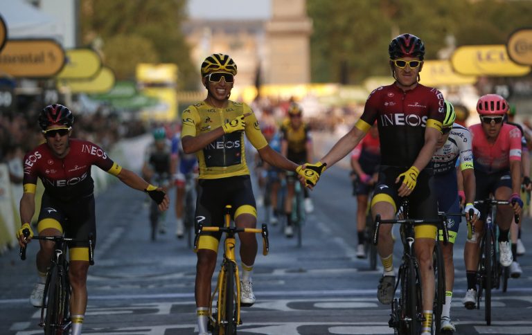 AP Photo,El colombiano Egan Bernal, centro, es acompañado por el británico Geraint Thomas, derecha, luego de conquistar el Tour de Francia en la última etapa, el domingo 28 de julio de 2019, en París, Francia. (AP Foto/Michel Euler)
