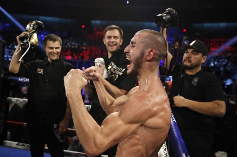 AP Photo,ARCHIVO - En esta foto del 20 de octubre del 2018, Maxim Dadashev celebra tras vencer a Antonio DeMarco en una pelea de la division junior welter en Las Vegas. Dadashev falleció tras sufrir lesiones en la cabeza en una pelea en Estados Unidos el 16 de julio del 2019. Tenía 28 años. (AP Foto/John Locher)