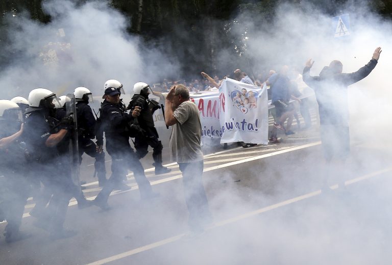AP Photo,En medio de gases lacrimógenos, policías tratan de controlar a manifestantes que trataban de bloquear el primer desfile de orgullo LGBT en la ciudad de Bialystok, en el oriente de Polonia, el sábado 20 de julio del  2019. (AP Foto)
