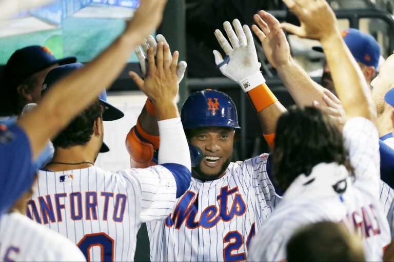 AP Photo, Robinson Cano,Robinson Canó (centro) de los Mets de Nueva York es felicitado tras batear un jonrón en el cuarto inning ante los Padres de San Diego, el martes 23 de julio de 2019. (AP Foto/Kathy Willens)