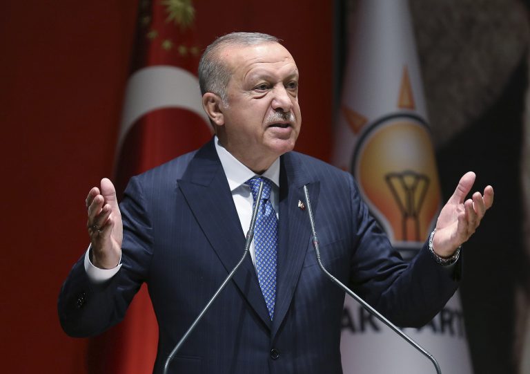 AP Photo,El presidente turco Recep Tayyip Erdogan dice que su país está resuelto a “hacer pedazos” lo que llamó un “corredor del terror” en el norte de Siria, independientemente de si Estados Unidos está de acuerdo o no en crear una zona de seguridad, en un discurso a los líderes de su partido en Ankara, viernes 26 de julio de 2019. (Servicio de Prensa de la Presidencia via AP, Pool)