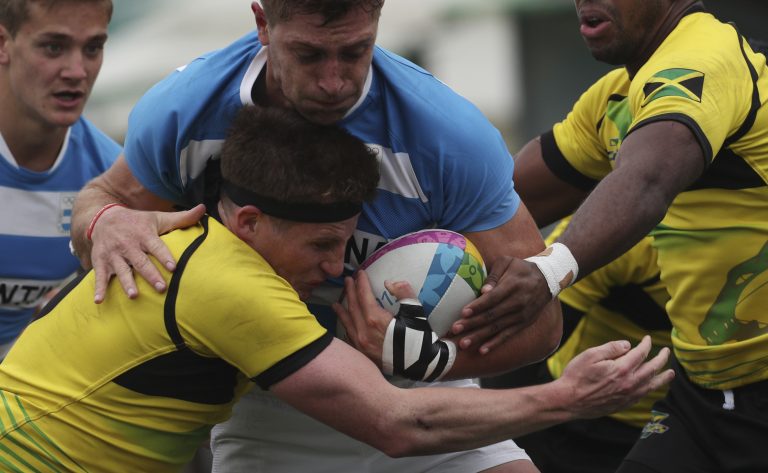 AP Photo, Matias Osadczuk, Rhodri Adamson,Rhodri Adamson (izquierda), de la selección de Jamaica, trata de derribar a Matías Osadczuk, de Argentina, en un partido de rugby de los Juegos Panamericanos en Lima, el viernes 26 de julio de 2019  (AP Foto/Juan Karita)