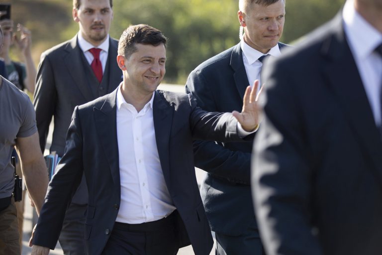 AP Photo,El presidente ucraniano Volodymyr Zelenskiy, izquierda, saluda al arribar a la región de Zaporizhye, Ucrania, 18 de julio de 2019. El partido de Zelenskiy obtuvo una fuerte mayoría en las elecciones parlamentarias, se informó el viernes 26 de julio de 2019. (Oficina de prensa presidencial de Ucrania via AP)