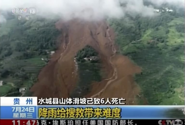 AP Photo,En esta imagen, tomada de un video emitido por la televisora estatal china CCTV, se muestra un deslave en el condado de Shuicheng, en la provincia de Guizhou, en el suroeste de China, el 24 de julio de 2019. (CCTV vía AP Video)