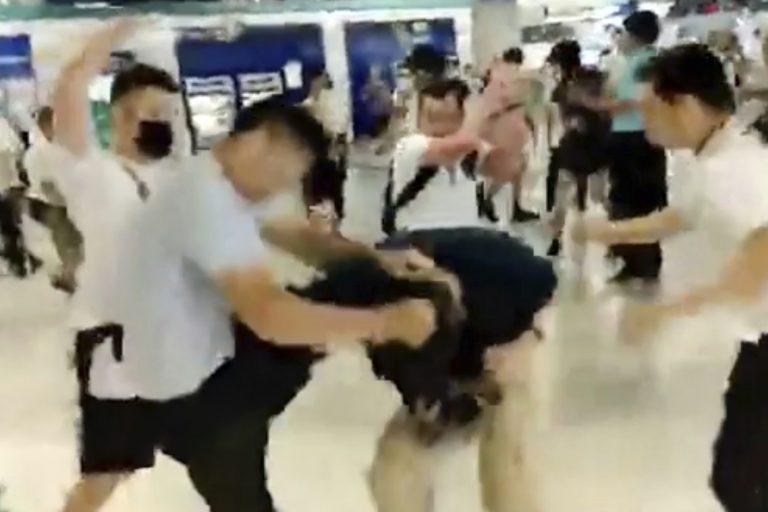 AP Photo,En esta imagen tomada de un video mostrado por The Stand News via AP Video, hombres con camisas blancas golpean a un hombre vestido con camisa negra en una estación de metro en Hong Kong, el domingo 21 de julio de 2019. (The Stand News via AP Video) NO PUBLICAR EN HONG KONG