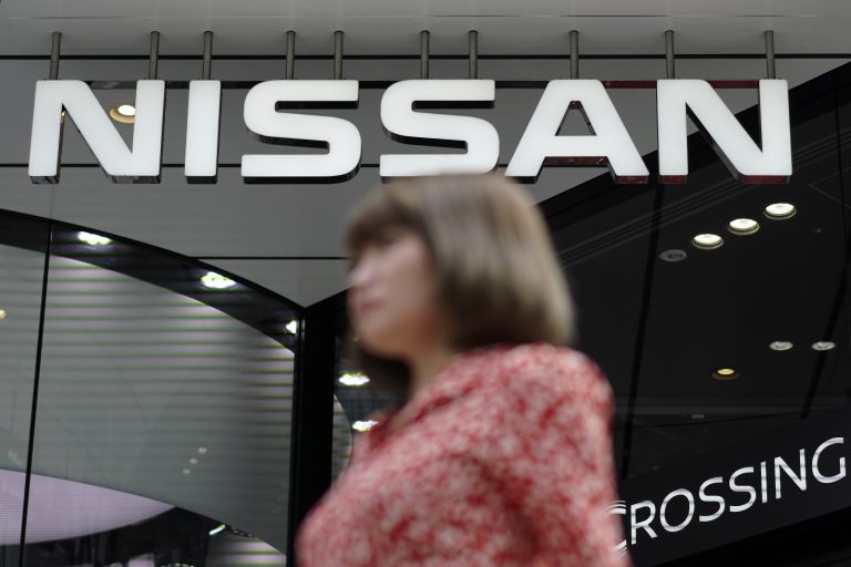 AP Photo,Una mujer pasa por delante de un concesionario de Nissan, el 25 de julio de 2019, en Tokio. (AP Foto/Eugene Hoshiko)