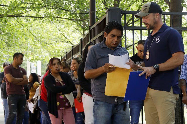 AP Photo,La escena frenta a los tribunales de inmigración en Atlanta el 12 de junio del 2019. (AP Photo/Andrea Smith)