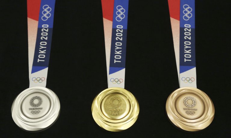 AP Photo,Las medallas (de plata, oro y bronce, de izquierda a derecha) de los Juegos Olímpicos de Tokio 2020, durante su presentación en un acto cuando falta justo un año para la inauguración de Tokio 2020, en la capital de Japón, el 24 de julio de 2019. (AP Foto/Koji Sasahara)