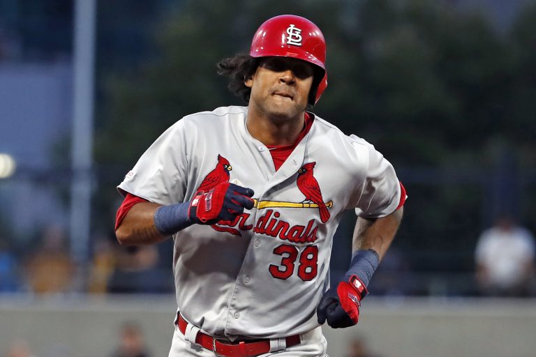 AP Photo, Jose Martinez,José Martínez de los Cardenales de San Luis tras batear un jonrón ante los Piratas de Pittsburgh, el martes 23 de julio de 2019. (AP Foto/Gene J. Puskar)
