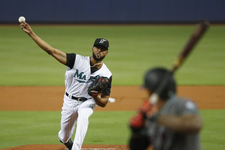 AP Photo, Sandy Alcantara, Ketel Marte,Sandy Alcántara de los Marlins de Miami lanza ante Ketel Martes de los Diamondbacks de Arizona, el viernes 26 de julio de 2019. (AP Foto/Wilfredo Lee)