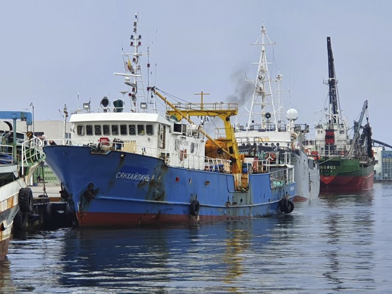 AP Photo,Un barco pesquero con bandera rusa que fue detenido por Corea del Norte, aparece en el puerto de Sokcho, Corea del Sur, el domingo 28 de julio del 2019. (Lee Jong-geun/Yonhap via AP)