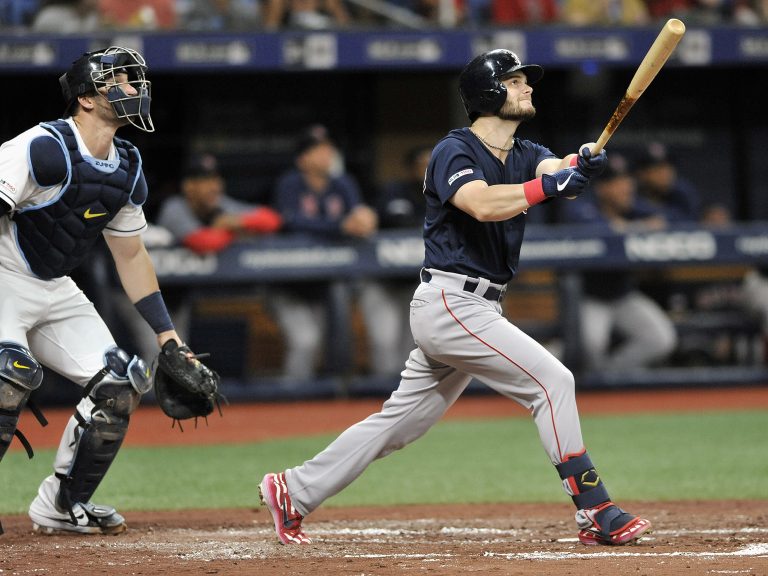 AP Photo,Andrew Benintendi, derecha, de los Medias Rojas de Boston, pega un cuadrangular solitario ante la mirada del receptor Mike Zunino, de los Rays de Tampa Bay, en el tercer inning del partido del lunes 22 de julio de 2019, en St. Petersburg, Florida. (AP Foto/Steve Nesius)