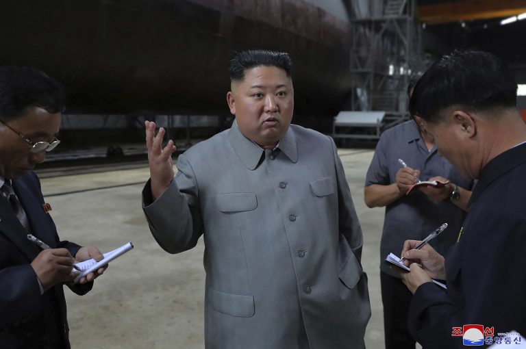 AP Photo,En esta imagen sin fecha, distribuida el 23 de julio de 2019 por el gobierno de Corea del Norte, el líder del país, Kim Jong Un (centro), habla mientras inspecciona un submarino recién construido en una localización no revelada de Corea del Norte. (Agencia Central de Noticias de Corea vía AP)