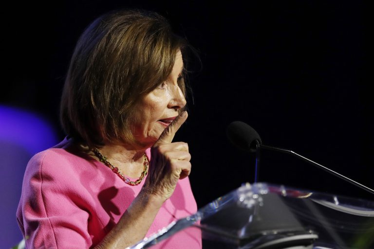 AP Photo, Nancy Pelosi,La presidenta de la Cámara de Representantes Nancy Pelosi durante una convención de la NAACP, el lunes 22 de julio de 2019, en Detroit. (AP Foto/Carlos Osorio)