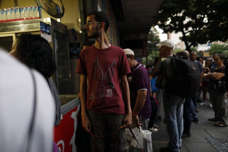 AP Photo,Varias personas caminan por las calles de Caracas luego que un apagón masivo dejó a la ciudad y a otras partes del país sin electricidad, en Caracas, Venezuela, el lunes 22 de julio de 2019. (AP Foto/Ariana Cubillos)