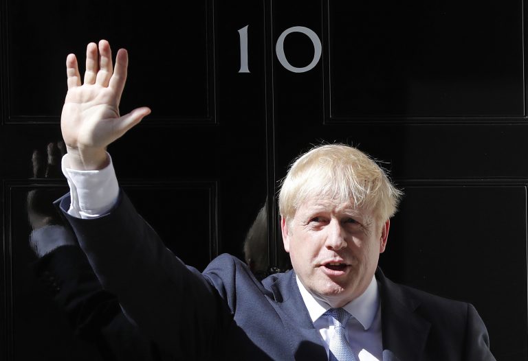 AP Photo,El primer ministro de Gran Bretaña, Boris Johnson, saluda desde afuera de su oficina en Londres, el miércoles 24 de julio de 2019. (AP Foto/Frank Augstein)