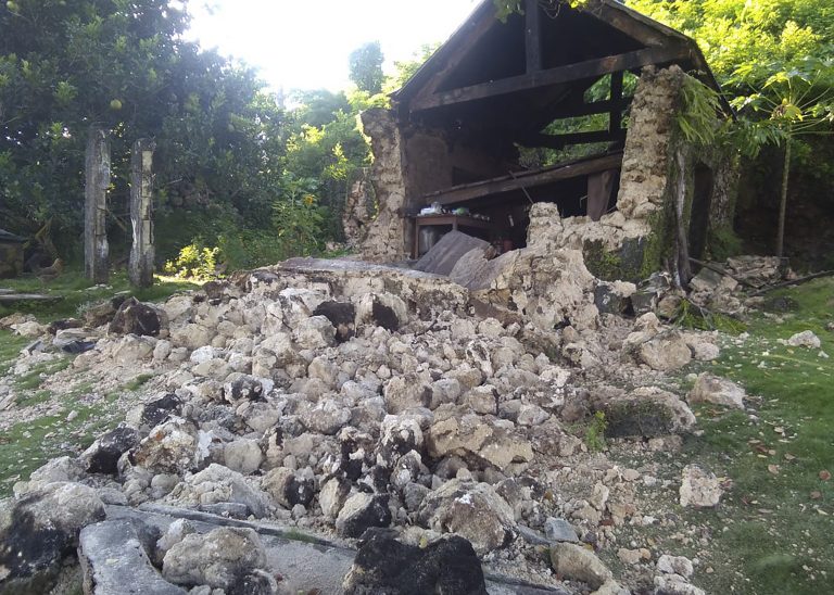 AP Photo,Una parte de una casa yace en ruinas en el poblado de Itbayat, en las islas Batanes del norte de las Filipinas, tras dos sismos, el sábado 27 de julio de 2019. (Agnes Salengua Nico vía AP)