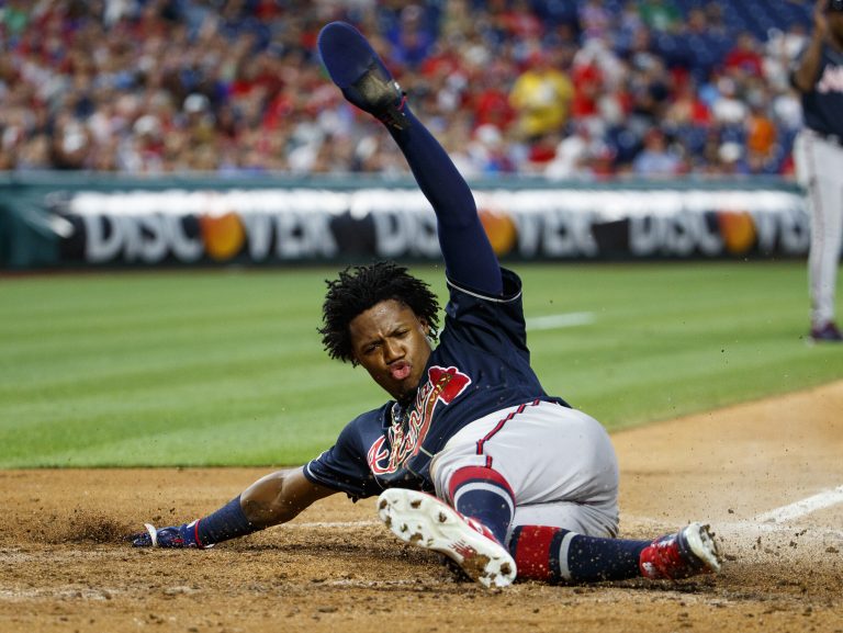 AP Photo,Ronald Acuña Jr. de los Bravos de Atlanta se desliza para anotar una carrera ante los Filis de Filadelfia, el viernes 26 de julio de 2019. (AP Foto/Chris Szagola)