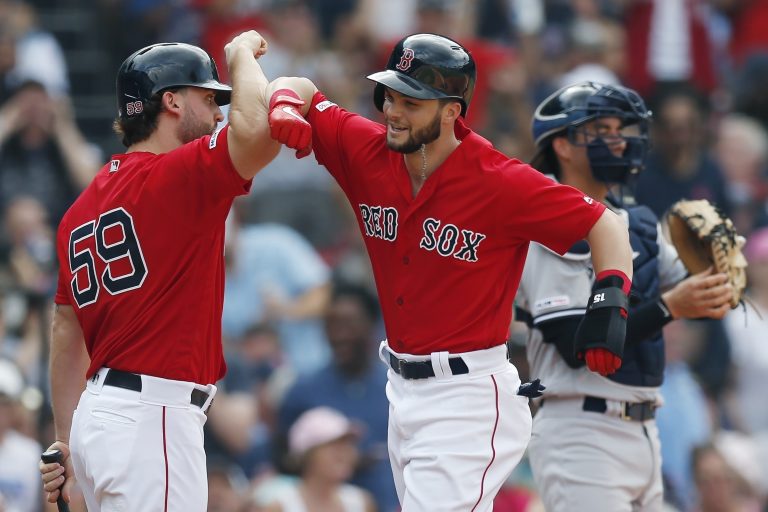 AP Photo, Andrew Benintendi, Sam Travis, Kyle Higashioka,Andrew Benintendi de los Medias Rojas de Boston festeja con Sam Travis (59) tras conectar un jonrón ante los Yanquis de Nueva York, el sábado 27 de julio de 2019. (AP Foto/Michael Dwyer)