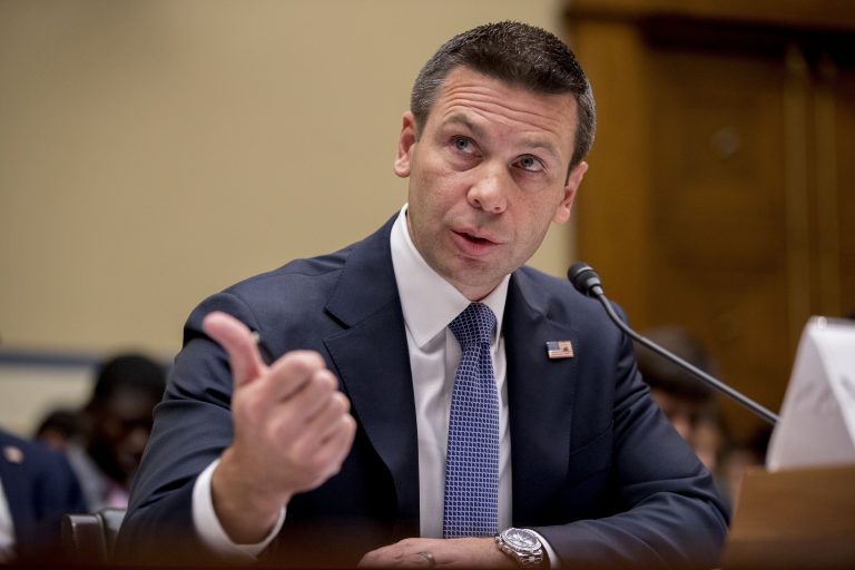 AP Photo, Kevin McAleenan,El secretario interino de Seguridad Nacional de Estados Unidos, Kevin McAleenan, habla durante una audiencia de la Comisión de Supervisión en el Capitolio en Washington, el jueves 18 de julio de 2019. (AP Foto/Andrew Harnik)
