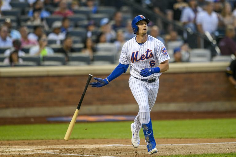 AP Photo,Jeff McNeil de los Mets de Nueva York suelta su bate tras batear un jonrón de tres carreras ante los Piratas de Pittsburgh, el viernes 26 de julio de 2019. (AP Foto/Corey Sipkin)