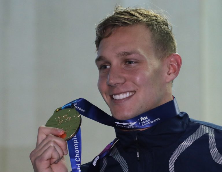 AP Photo,El estadounidense Caeleb Dressel posa con su medalla de oro ras ganar los 100 metros mariposa en el Mundial de Natación en Gwangju, Corea del Sur, el sábado, 27 de julio del 2019.  (AP Foto/Lee Jin-man)