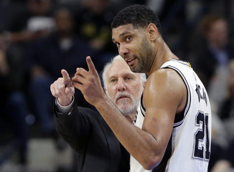 AP Photo, Tim Duncan, Gregg Popovich,ARCHIVO - En esta foto de archivo del 2 de diciembre de 2015, el entrenador en jefe de los Spurs de San Antonio, Gregg Popovich, habla con el ala-pívot Tim Duncan (21) durante la segunda mitad de un juego de básquetbol de la NBA contra los Bucks de Milwaukee, en San Antonio. (AP Foto/Eric Gay, Archivo)