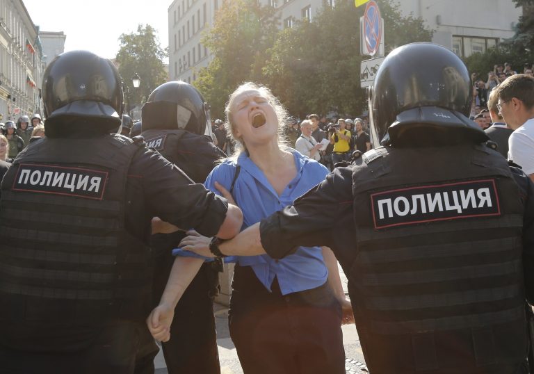 AP Photo,Policías detienen a una mujer durante una marcha no autorizada en el centro de Moscú, Rusia, el sábado 27 de julio de 2019. (AP Foto/Alexander Zemlianichenko)