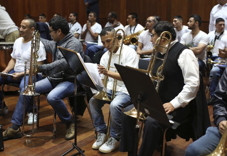 AP Photo,En esta foto del 19 de julio de 2019, presos toman su lugar mientras se preparan para formar parte de una sesión musical con una orquesta sinfónica como parte de un proyecto para rehabilitar criminales en Lima, Perú. (AP Foto/Martin Mejia)