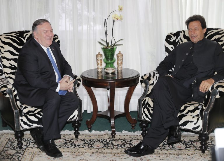 AP Photo, Mike Pompeo, Imran Khan,El secretario de Estado Mike Pompeo, izquierda, durante una reunión con el primer ministro de Pakistán, Imran Khan, en la residencia del embajador paquistaní en Washington, el martes 23 de julio de 2019. (AP Foto/Pablo Martinez Monsivais)