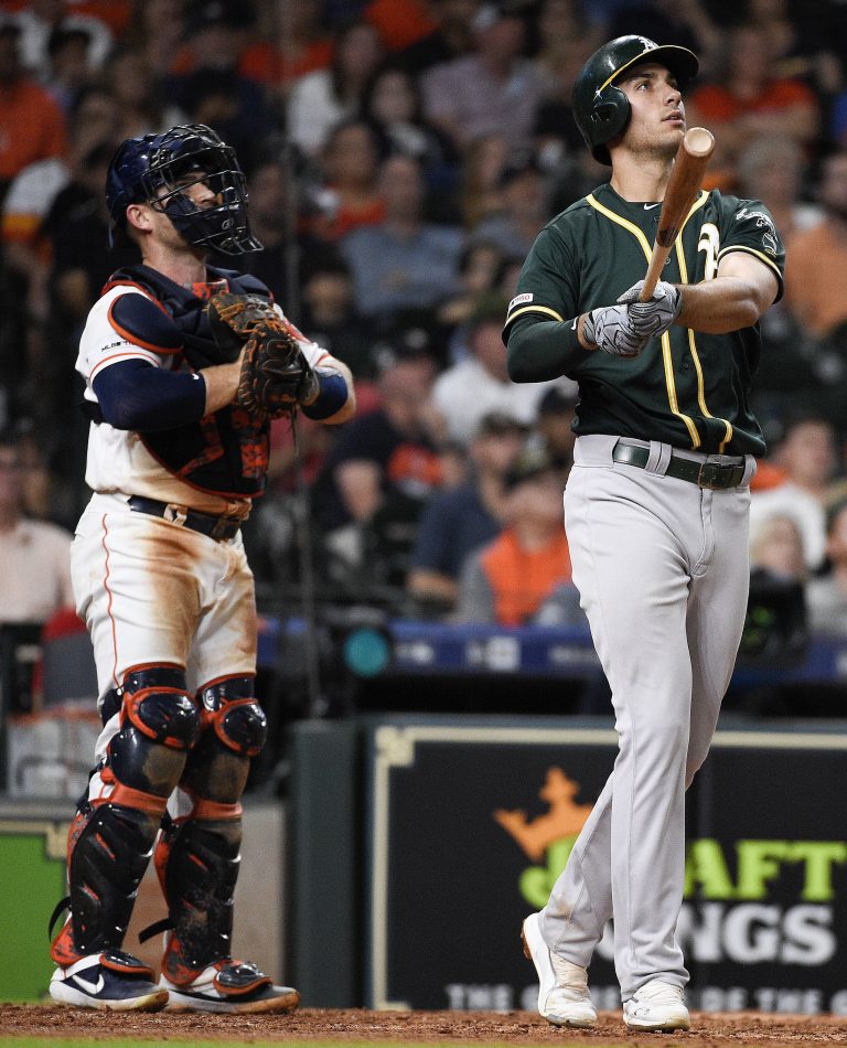 AP Photo,El jugador de los Atléticos de Oakland, Matt Olson, observa su jonrón de tres carreras contra el cerrador de los Astros de Houston, el mexicano Roberto Osuna, durante el noveno inning de un juego de béisbol, el martes 23 de julio de 2019, en Houston. (AP Foto/Eric Christian Smith)