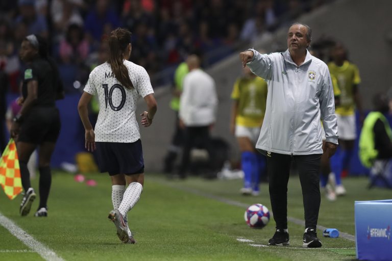 AP Photo,ARCHIVO-  En imagen de archivo del domingo 23 de junio de 2019, el técnico de la selección femenina de Brasil, Vadao, da instrucciones a sus jugadoras durante el duelo ante Francia en los octavos de final del Mundial, en el estadio Oceane de Le Havre, Francia. (AP Foto/Francisco Seco, archivo)