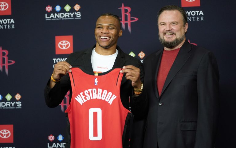 AP Photo, Russell Westbrook, Daryl Morey,El base Russell Westbrook, izquierda, posa al lado del gerente general de los Rockets de Houston, Daryl Morey, en su presentación oficial como nuevo jugador del equipo de NBA, en conferencia de prensa del viernes 26 de julio de 2019, en Houston. (AP Foto/David J. Phillip)
