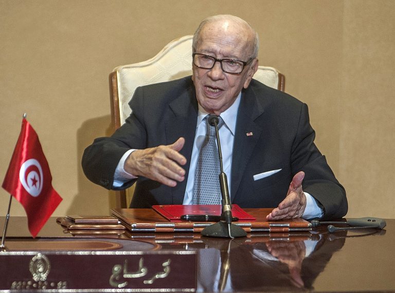 AP Photo,En esta imagen de archivo, tomada el 25 de octubre de 2018, el presidente de Túnez, Beji Caid Essebsi, gesticula durante una conferencia de prensa en la capital, Túnez. Essebsi, el primer presidente elegido de forma democrática en el país, murió el 25 de julio de 2019 a los 92 años. (AP Foto/Hassene Dridi, archivo)