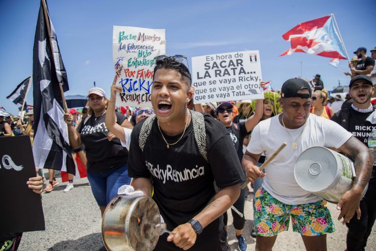 AP Photo,Manifestantes hacer sonar cacerolas durante una marcha por la autovía Las Américas para exigir la renuncia del gobernador, Ricardo Rosselló, en San Juan, Puerto Rico, el 22 de julio de 2019. (AP Foto/Dennis M. Rivera Pichardo)