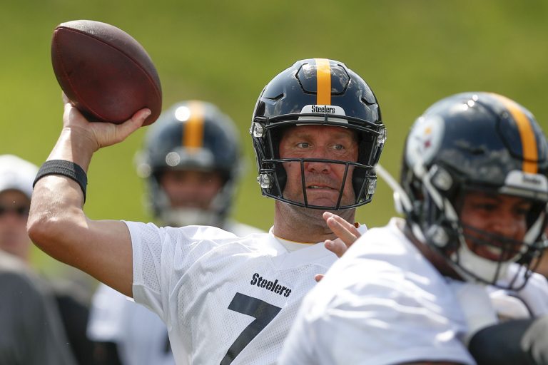 AP Photo,El quarterback de los Steelers de Pittsburgh, Ben Roethlisberger (7), lanza un pase en un ejercicio de goal line durante el campamento de entrenamiento del equipo de la NFL en Latrobe, Pensilvania, el viernes 26 de julio de 2019. (AP Foto/Keith Srakocic)