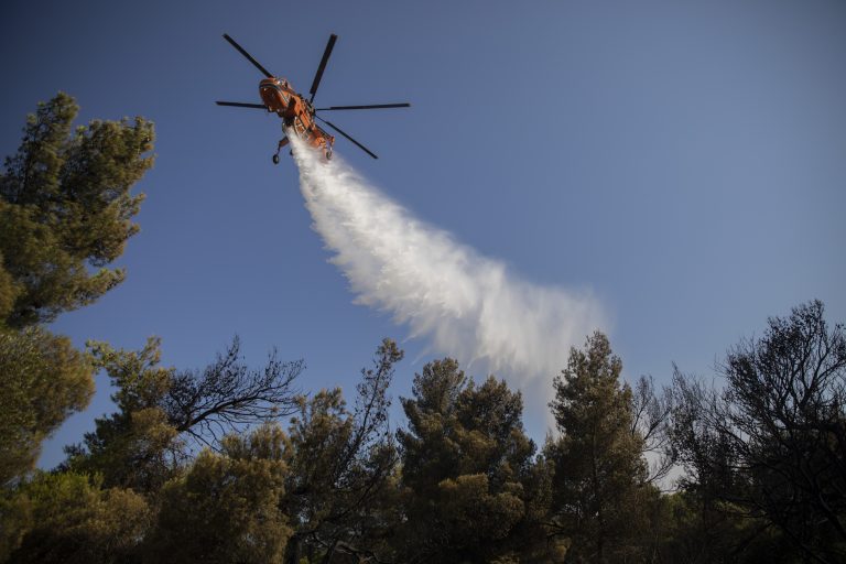 AP Photo,Un helicóptero de bomberos arroja agua sobre un incendio forestal en Rafina, cerca de Atenas, martes 23 de julio de 2019. (AP Foto/Petros Giannakouris))